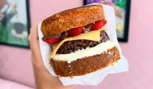 O hambúrguer mais gostoso que você verá hoje é de bolo, recheado com brigadeiro e feito pelo TudoGostoso
