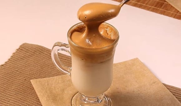 A receita de café que parou a internet em 2020 continua conquistando novos fãs por ser fácil e cremosa