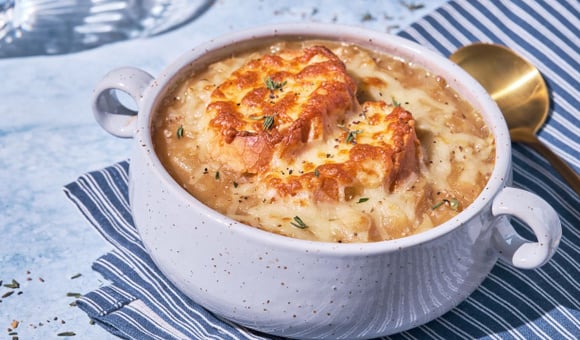 Como fazer a verdadeira sopa de cebola francesa: as dicas da chef Paola Carosella para ela ficar cremosa e evitar o cheiro forte nas mãos após o preparo
