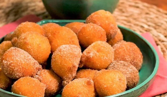 Bolinho de chuva de cenoura com recheio de brigadeiro: descubra no TudoGostoso como fazer essa combinação irresistível!