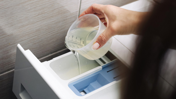 Por que estão recomendando colocar detergente neutro na máquina de lavar? Dica popular funciona, mas é preciso fazer do jeito certo