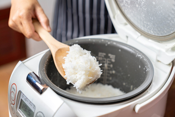 Almoço sem esforço: quase 70% OFF na panela de arroz que cozinha por você