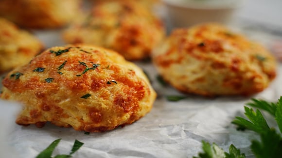 O lanche mais fácil da semana é esse biscoitinho de queijo do TudoGostoso que acaba em minutos de tão delicioso