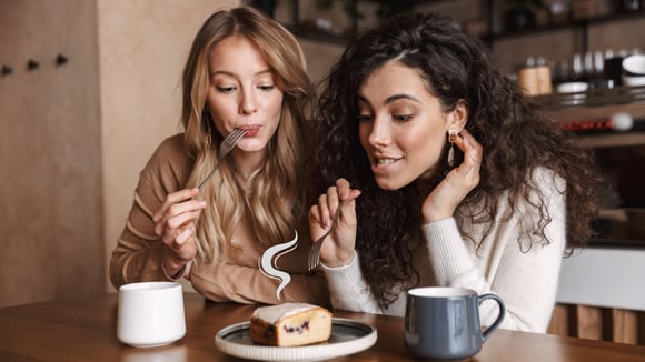 Afinal, bolo quente pode dar dor de barriga?