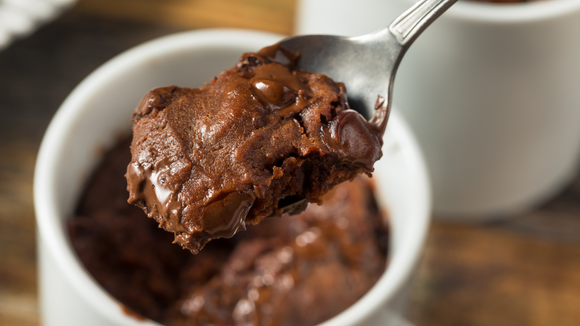 Bolo de chocolate na caneca pronto em 7 minutos é a receita que salva o meu café da tarde todos os dias