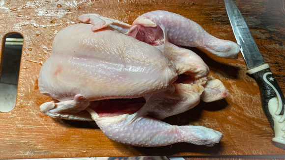 Cuidados na seleção dos pedaços e uso de salmoura ajudam a manter a carne macia e nutritiva. (Foto: Shutterstock)