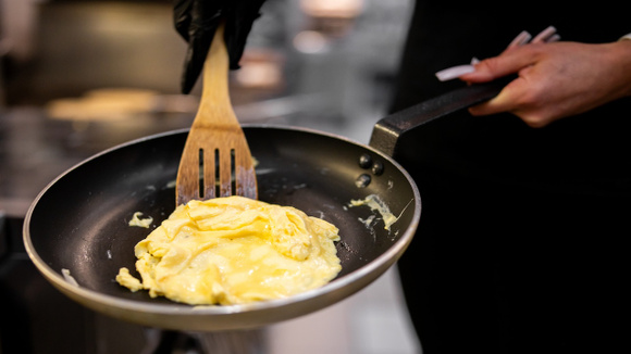 Praticidade e durabilidade na cozinha começam com os cuidados certos na hora de lavar a louça. (Foto: Shutterstock)