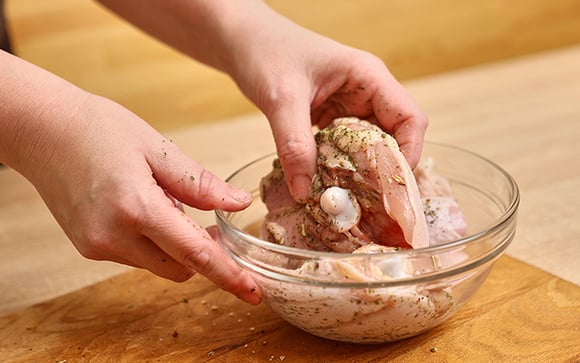 3 ideias de marinadas para frango que deixam a carne suculenta, macia e muito saborosa