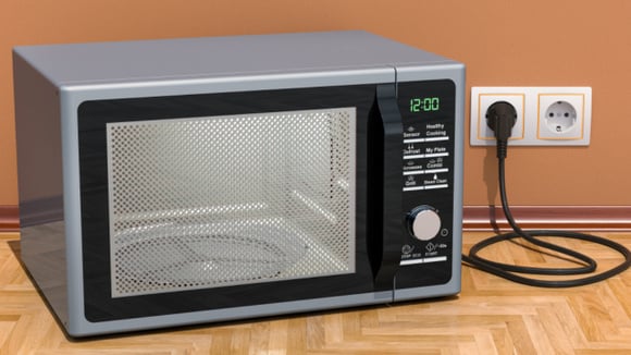 Adeus ao micro-ondas na tomada: especialistas alertam que essa é a melhor opção para manter sua casa segura