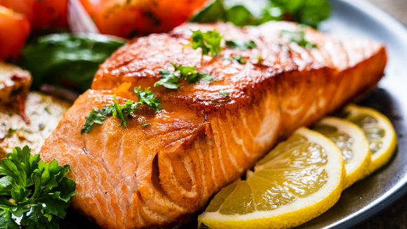 Cozinheiros experientes concordam: para um peixe grelhado mais saboroso e suculento, use água salgada em vez de sal