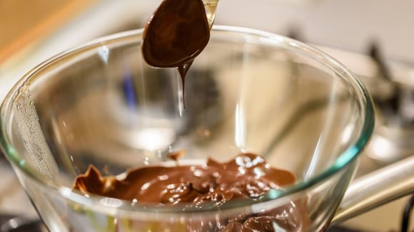 Além de fazer intervalos e mexer bem o chocolate, é importante garantir que nenhuma gota de água cai dentro do recipiente (Créditos: Shutterstock)