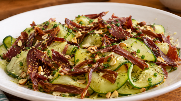 Se você acha salada sem graça, precisa experimentar esta combinação de pepino e carne seca: uma receita fácil, leve e cheia de sabor