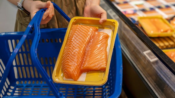 Investigação revela: peixe com uma semana e meia de idade está à venda nas peixarias dos supermercados – especialista não recomenda o consumo