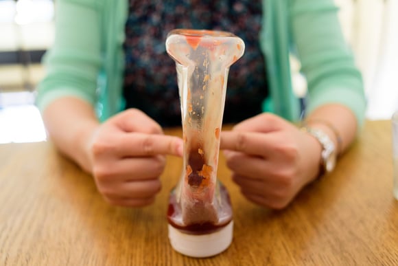 Até a última gota com esse truque simples: recupere o restinho de ketchup que fica grudado no fundo da embalagem com uma sacola de supermercado