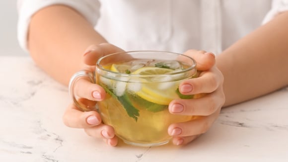 Nem todo chá precisa ser quente: 4 opções geladas dessa bebida para você se refrescar e aproveitar os benefícios