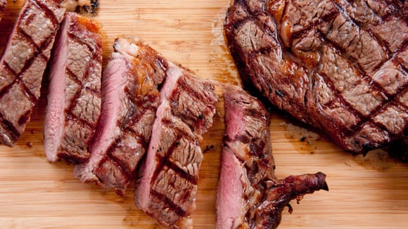 Nem coxão mole, nem patinho: essa é a melhor carne para fritar e fazer bife acebolado!