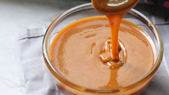 Vai ser difícil resistir a esse caramelo de sabor marcante, que é uma opção para inovar no preparo de doces (Créditos: Shutterstock)