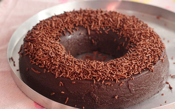Com apenas 4 ingredientes, faça esse brigadeirão cremoso sem forno maravilhoso: nunca sobra nem uma fatia quando faço!
