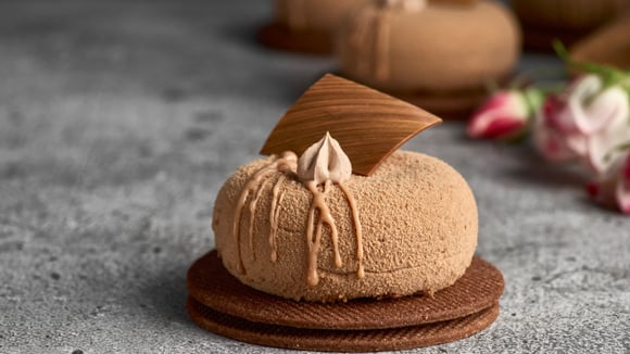 Com diferentes formas e tamanhos, essa sobremesa tem como característica as delicadas camadas de recheio (Créditos: Shutterstock)