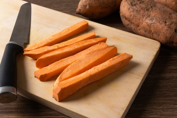 Polpa alaranjada indica alta concentração de betacaroteno, antioxidante que vira vitamina A. (créditos: Shutterstock)
