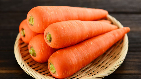 Nem cozida, nem assada: o melhor jeito de cozinhar cenoura para preservar todos os nutrientes