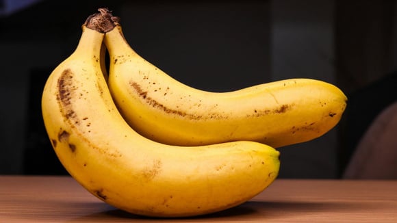 As bananas duram mais tempo sem escurecer se forem armazenadas neste utensílio de cozinha