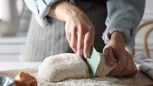 A paciência é muito importante para ter um bom resultado ao fazer um pão caseiro (Créditos: Shutterstock)