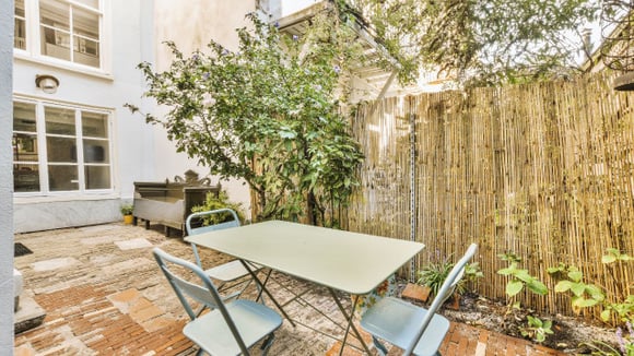 Adeus aos vizinhos intrometidos: cinco maneiras práticas e elegantes de obter privacidade na sua varanda, terraço ou jardim