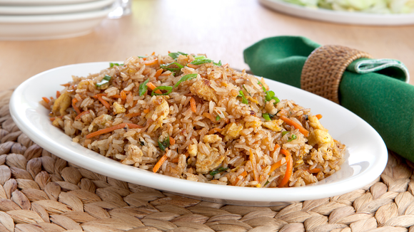 Essa receita de arroz frito é tão simples que até quem não cozinha consegue acertar