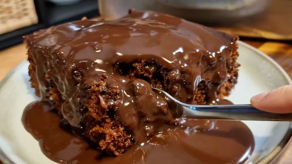 Eu bati tudo no liquidificador e fiz um bolo de chocolate incrível, mais fácil impossível!