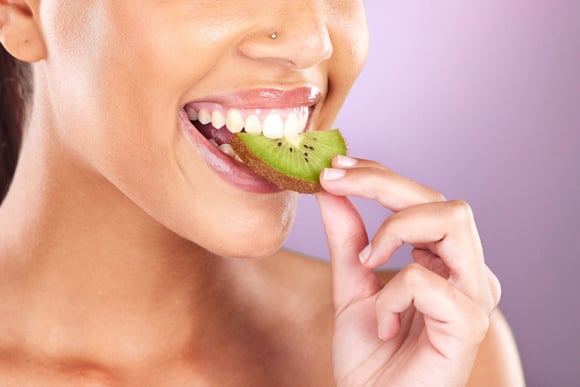 Benefícios de comer Kiwi com casca: descubra vantagens de ingerir a pele da fruta, cuidados e o jeito certo de consumir o alimento