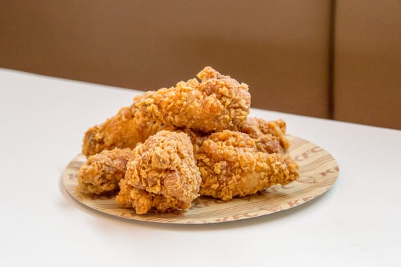 Frango igual do KFC só que saudável é na airfryer: ingrediente no empanado faz a diferença