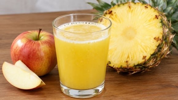 Preparei o suco de abacaxi com maçã e descobri por que estão tomando: além de saborosa, bebida promove saciedade e fica ainda melhor se você adicionar outros 2 ingredientes