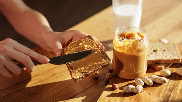 A pasta de amendoim vai bem com pão, torrada, frutas ou até mesmo em shakes (Créditos: Shutterstock)