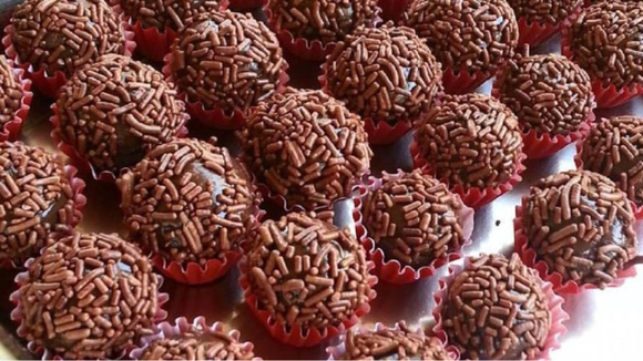 Brigadeiro é marca registrada da confeitaria brasileira (Créditos: TudoGostoso)