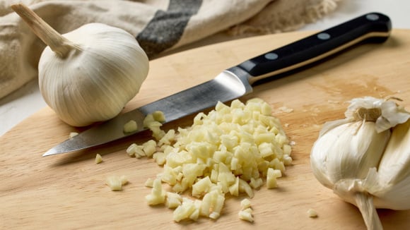 Pouca gente sabe: o jeito que você corta o alho altera o sabor das suas receitas
