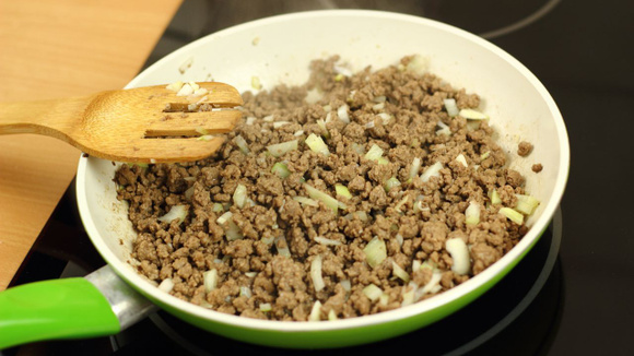 Acrescente a cebola na panela apenas quando a carne estiver quase no ponto desejado (Créditos: Shutterstock)
