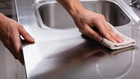 Veja as vantagens de usar a pia de cozinha com bancada inox (Créditos: Shutterstock)
