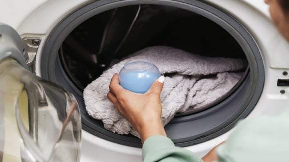 Pequenas mudanças na rotina da lavanderia prolongam a vida útil das roupas. (Foto: Shutterstock)