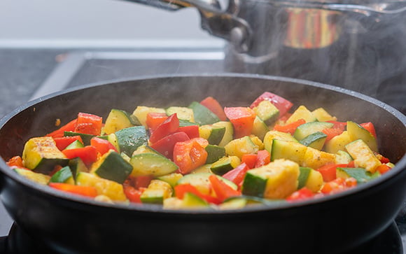 Essa receita de abobrinha à mexicana que eu aprendi com a minha vizinha é gostosa e nutritiva, perfeita para marmita!
