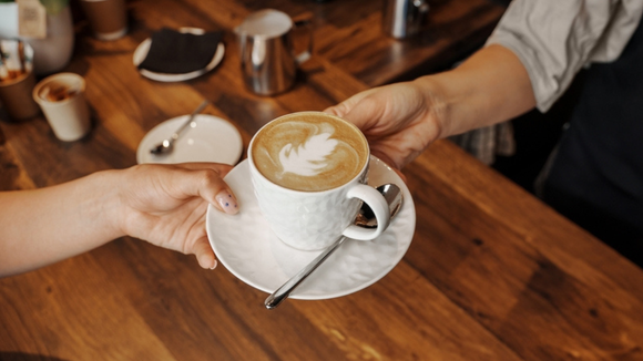 Cafés especiais e experiências de preparo estão entre os destaques das cafeterias selecionadas. (créditos: Shutterstock)