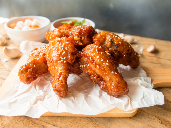Asinha de frango frito estilo coreano: uma receita picante e doce para lamber os dedos