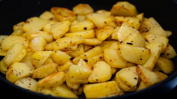 Sem alho, sem páprica: os gregos preferem colocar isso em suas batatas assadas
