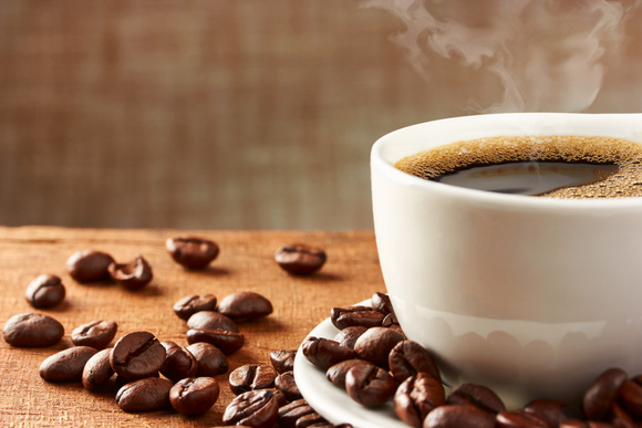 Posso tomar café de barriga vazia? Entenda impacto da bebida no organismo de jejum