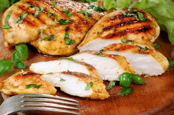 Sempre que faço peito de frango fica suculento depois que um chef me ensinou essas dicas para não deixar a carne ressecada