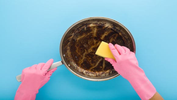 Nem palha de aço, nem produtos caros: o truque que te faz dar adeus as manchas pretas das panelas e conquistou os leitores do TudoGostoso