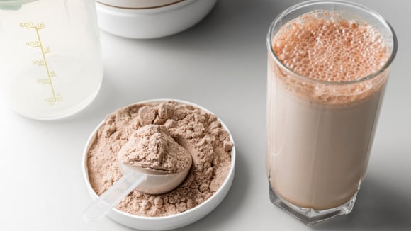 Marca famosa de whey protein é recolhida pela Anvisa após encontrar bactéria prejudicial à saúde: veja quais são os efeitos no organismo