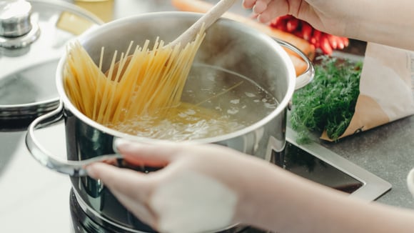 Veja o passo a passo e experimente esse truque em casa (Créditos: Magnific)