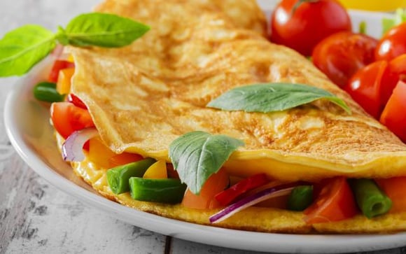 Adicionar aveia ao omelete aumenta a saciedade e o nível de fibras (Créditos: TudoGostoso)