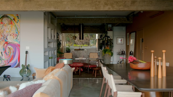 Concreto aparente divide espaço com madeira e plantas. (créditos: reprodução/Youtube Casa Vogue Brasil)